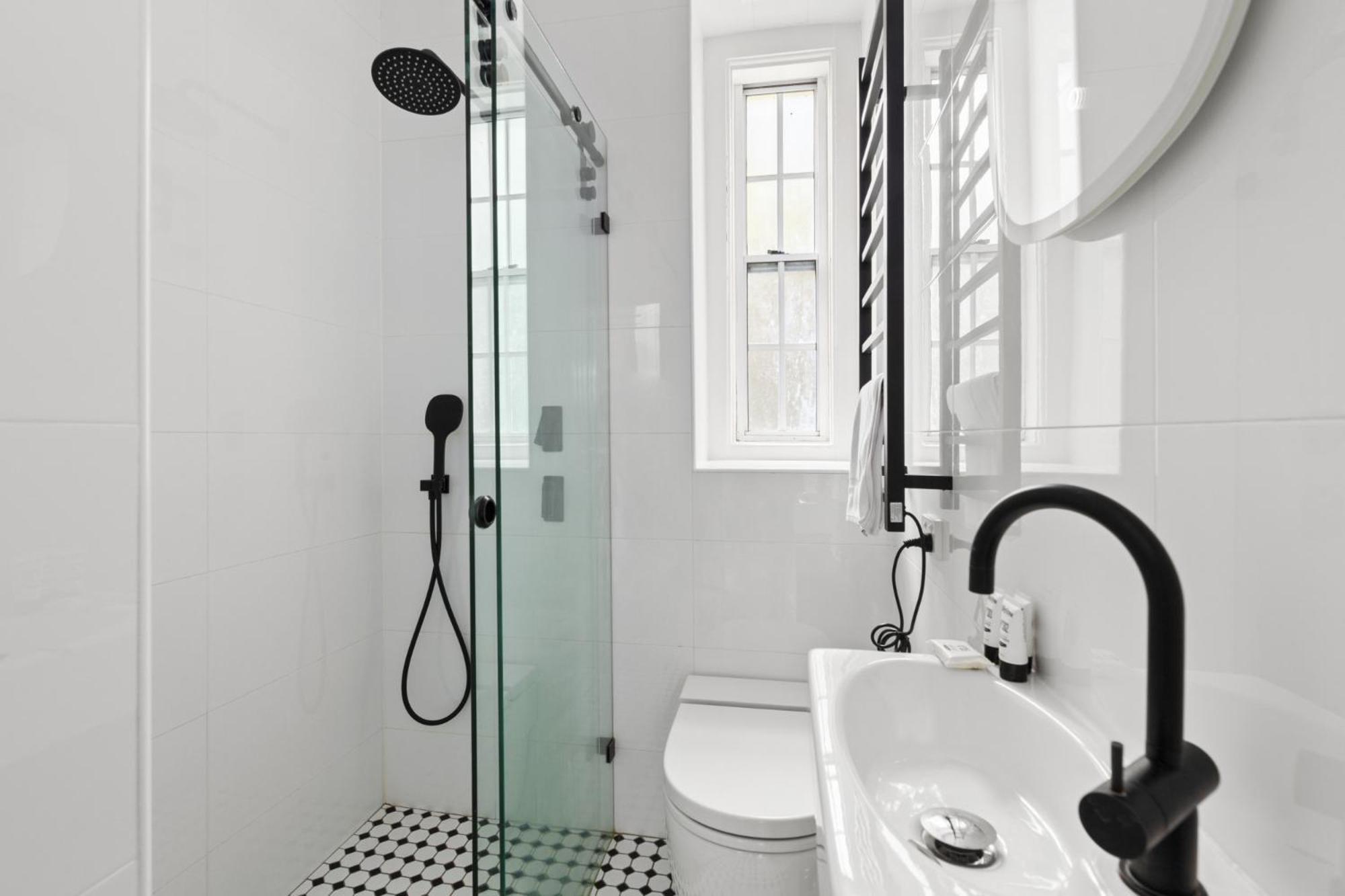Superb 2-bed Facing Rose Bay Marina Apartment *